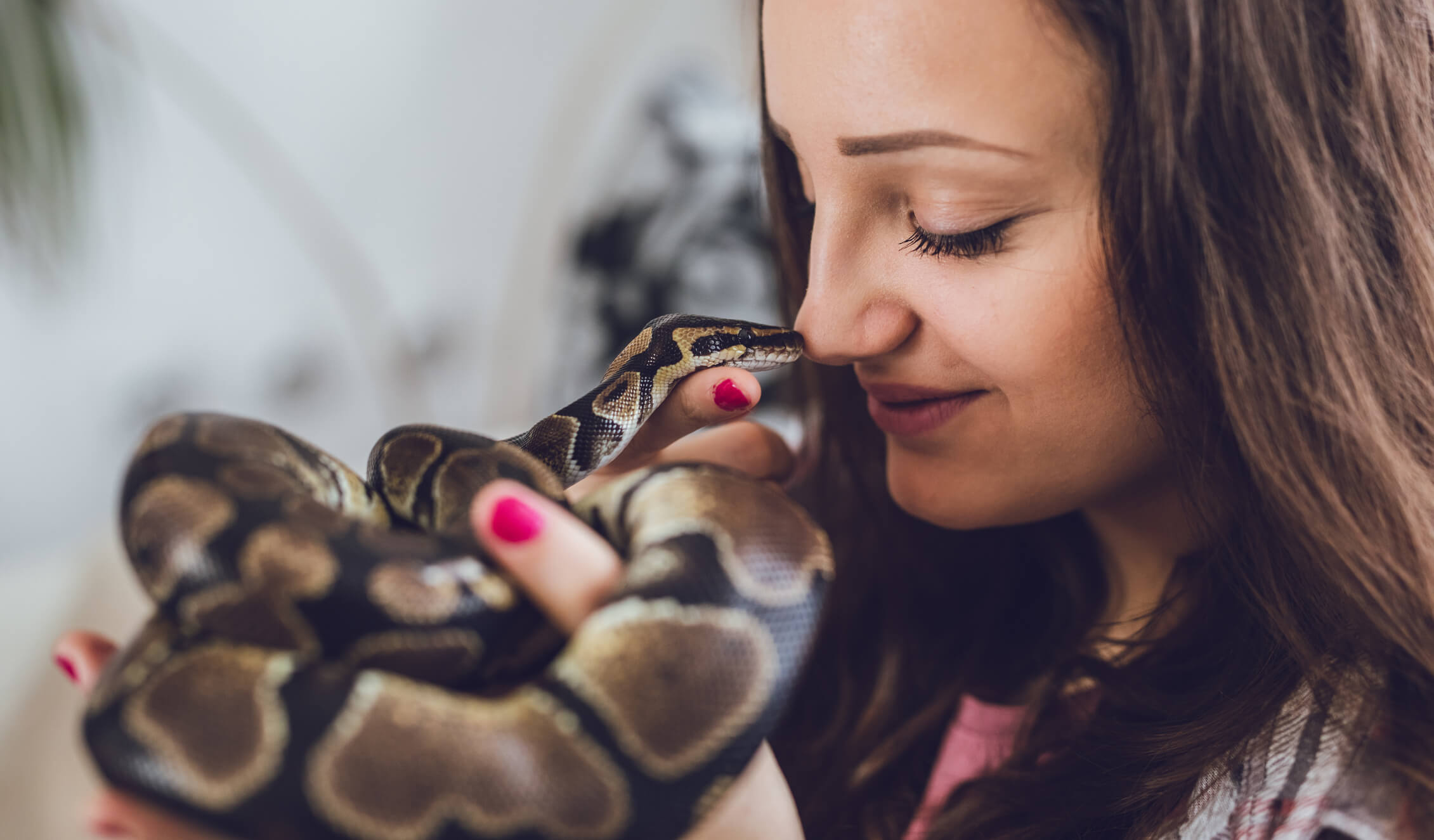 girl-with-pet-snake